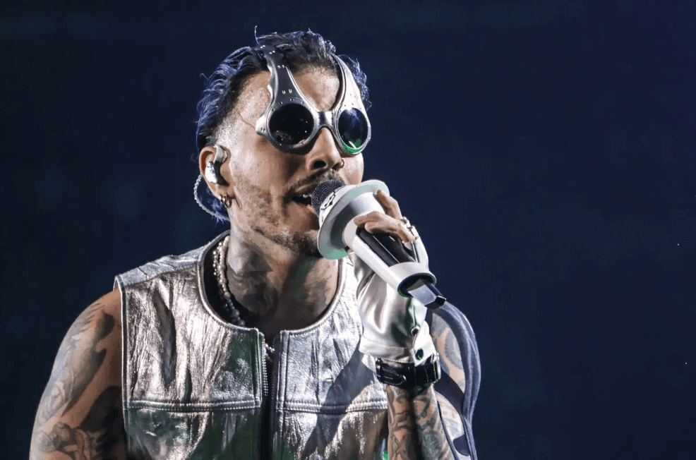 Featured tour artist performance